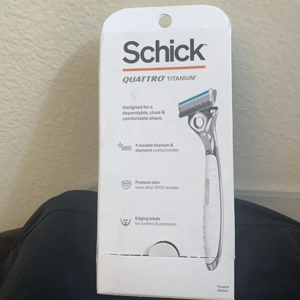 Schick‎ Quattro Titanium Razor Value Pack 1 Razor Handle + 4 Cartridges - Picture 3 of 5
